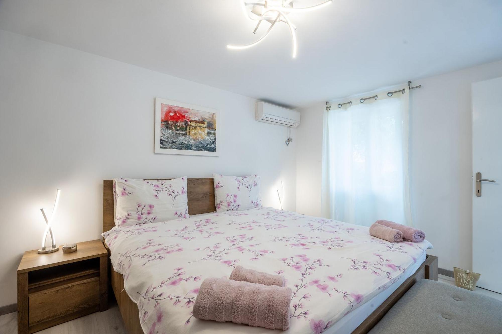 Apartments And Rooms Lea Bol Exterior foto