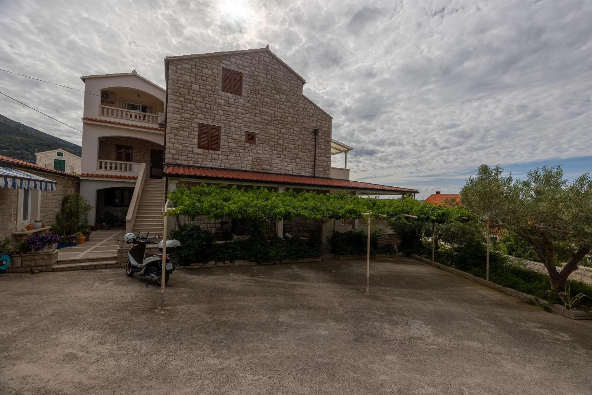 Apartments And Rooms Lea Bol Exterior foto
