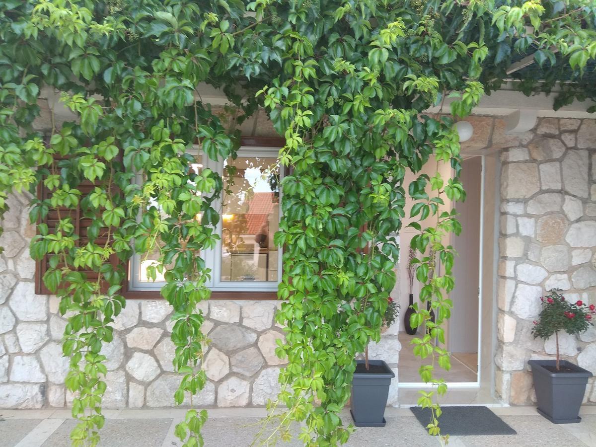 Apartments And Rooms Lea Bol Exterior foto