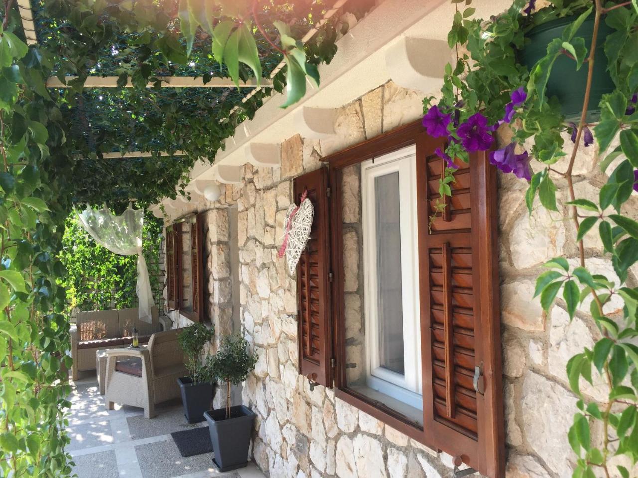 Apartments And Rooms Lea Bol Exterior foto
